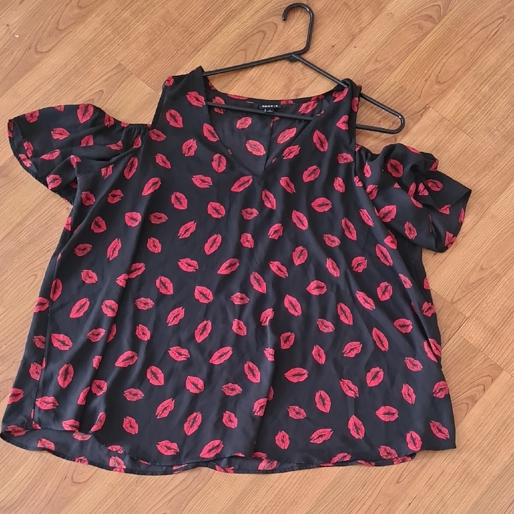 Black Cold-Shoulder Top with Red Lip Print